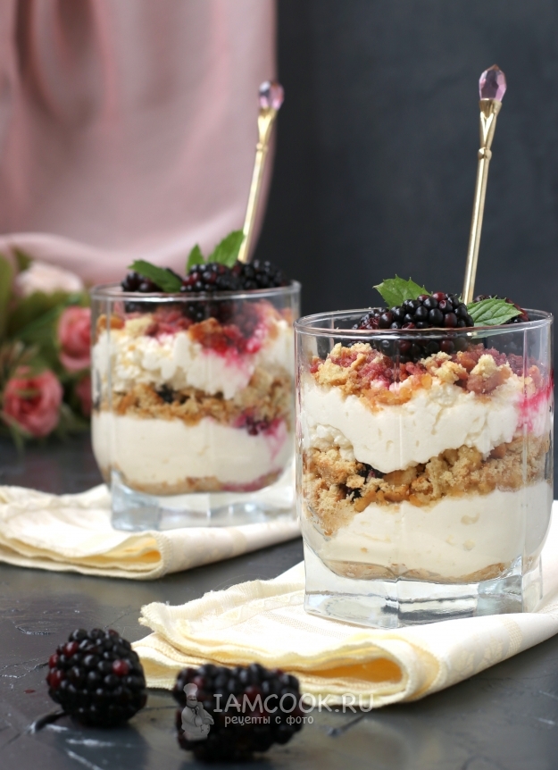 Рецепт творожного десерта с ежевикой и печеньем