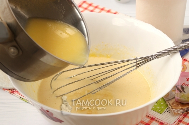 Влить молочно-масляную смесь