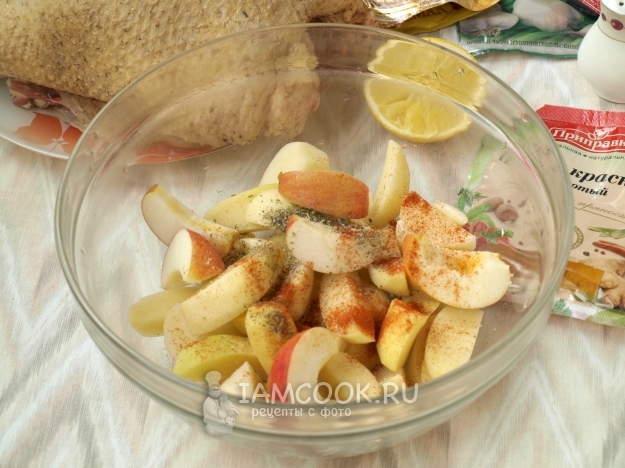 Всыпать к яблокам и картофелю специи