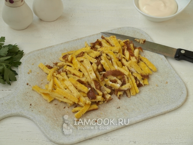 Порезать омлет