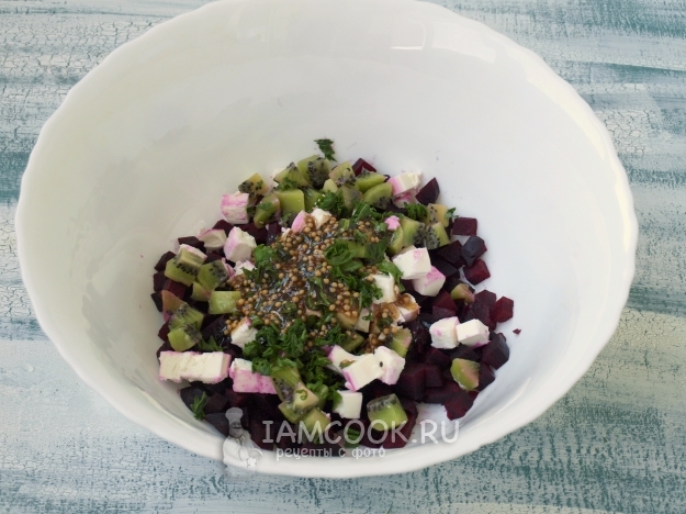 Положить петрушку и заправку