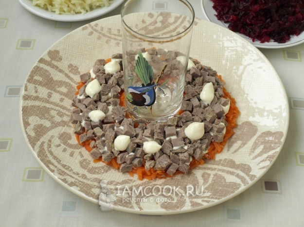 Положить слой моркови и мяса