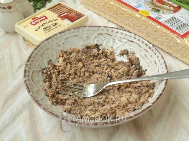 Размять сайру вилкой