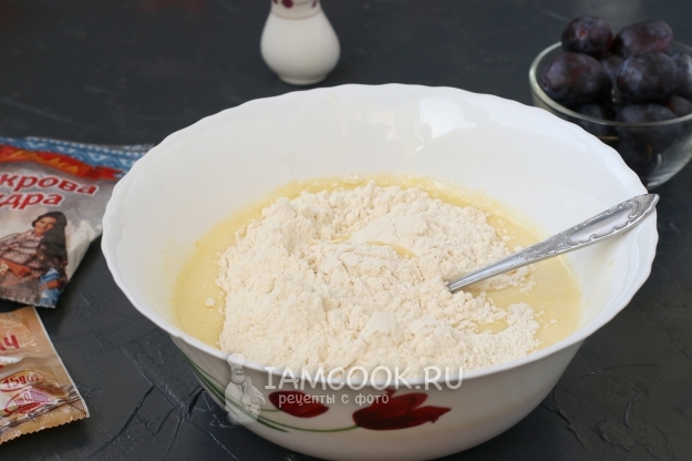 Всыпать муку