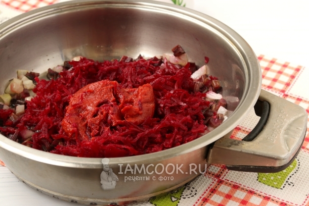 Добавить свеклу и томатную пасту