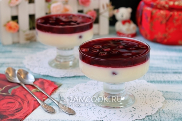Готовая панна-котта с вишней