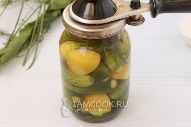 Закатать банку крышкой