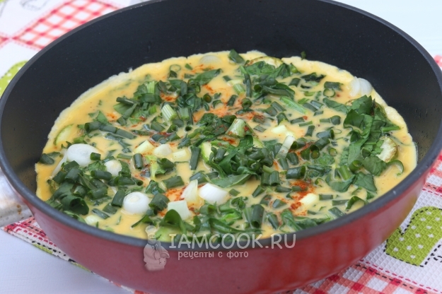 Залить омлетной смесью