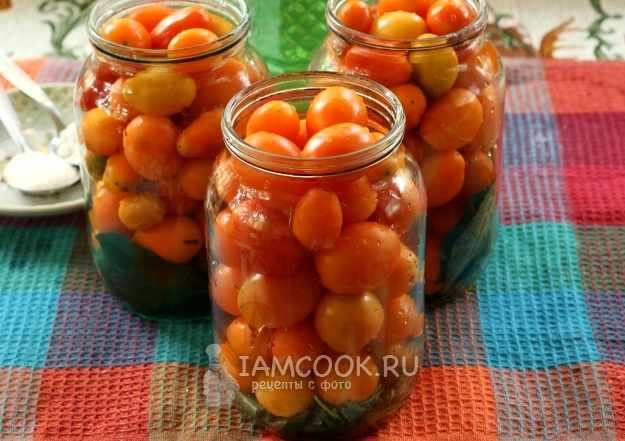 Положить в банку помидоры