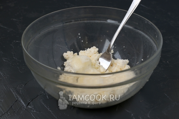 Смешать творог со сметаной и сахаром