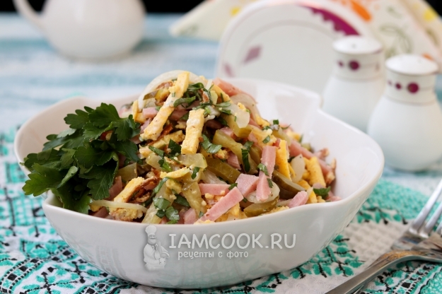 Рецепт салата с омлетом и ветчиной