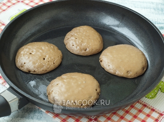 Налить тесто на сковороду