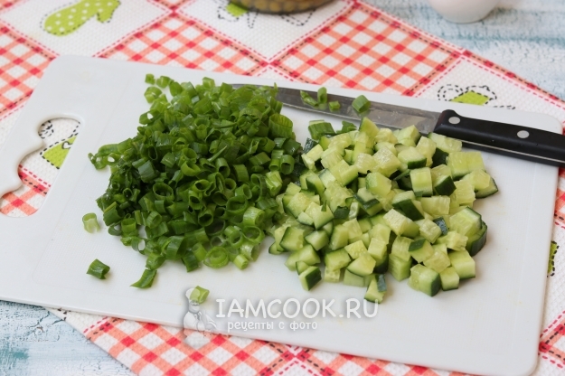 Порезать лук и огурец