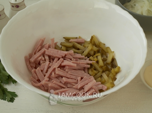 Соединить огурцы и ветчину