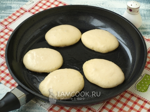 Положить тесто на сковороду