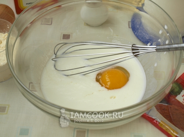 Вбить в кефир яйцо