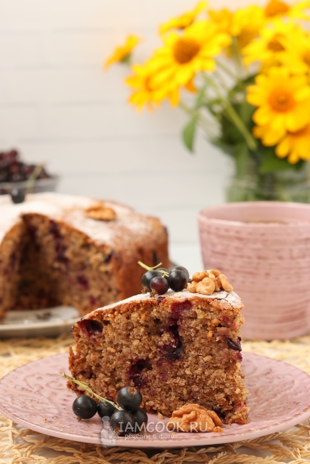 Рецепт орехового пирога с чёрной смородиной