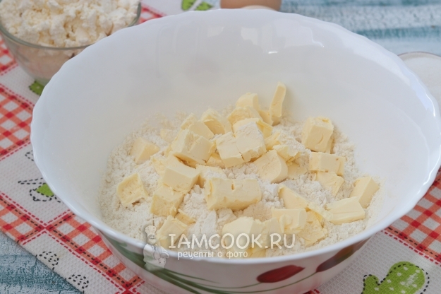 Соединить масло и муку