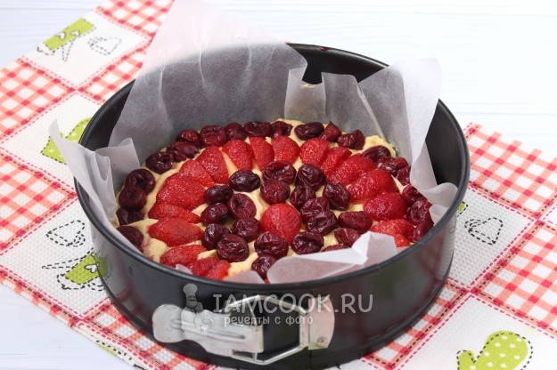 Положить на тесто ягоды