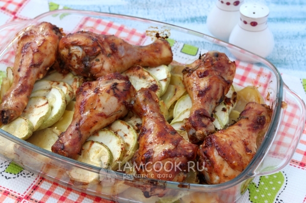 Готовые куриные голени с кабачками и картофелем