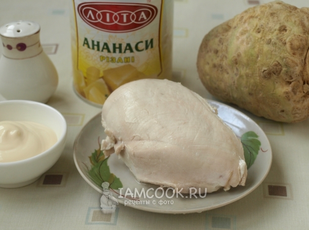 Ингредиенты для салата с ананасом, куриной грудкой и сельдереем
