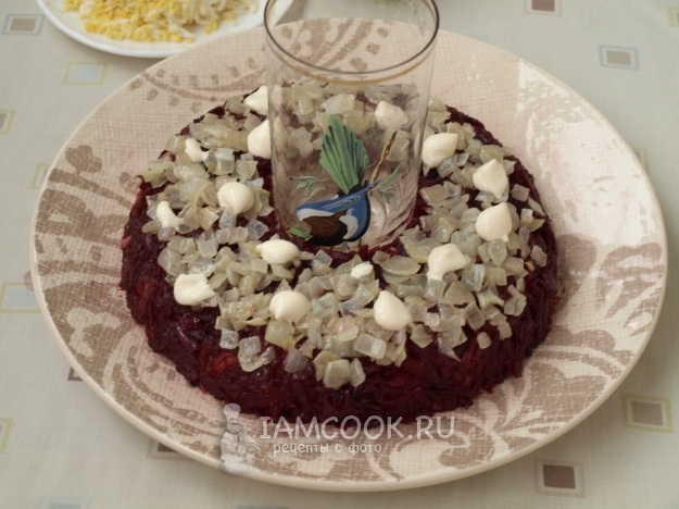 Положить слой лука