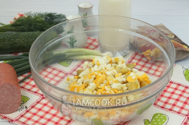 Соединить картофель и яйца