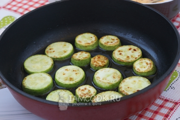 Обжарить кабачок