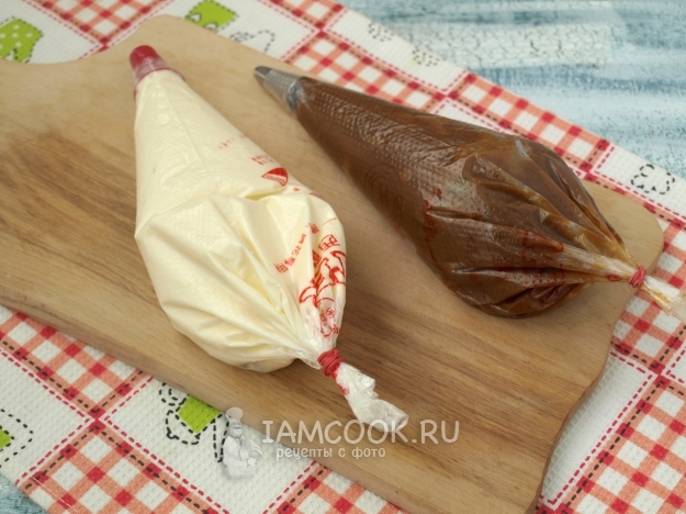 Наполнить кулинарные мешки кремом