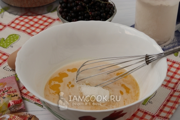 Соединить масло с сахаром