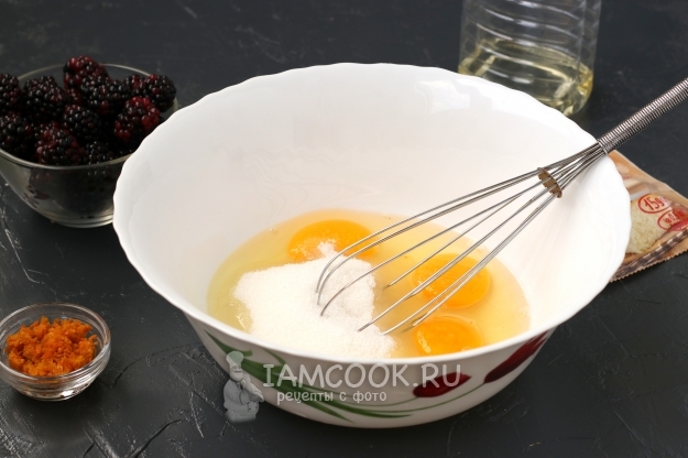Соединить яйца и сахар