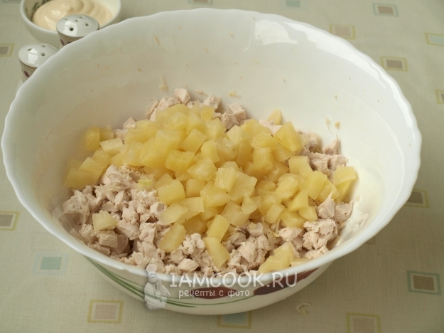 Положить ананасы