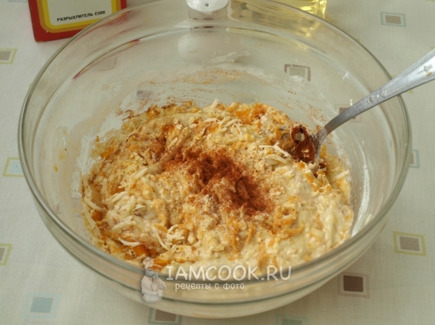 Всыпать соль и паприку