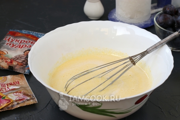 Влить масло и кефир