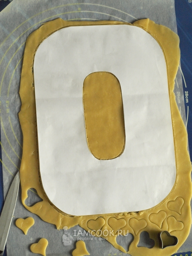 Вырезать из теста сердечки