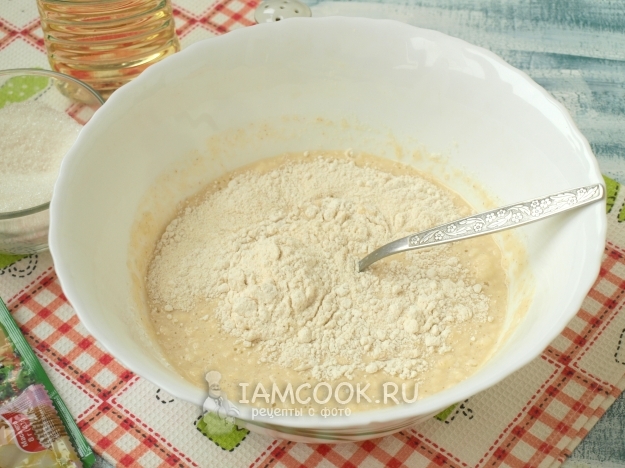 Всыпать в сухую смесь жидкую