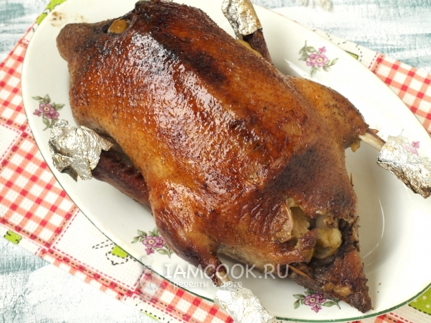 Фото утки с яблоками и картошкой в духовке