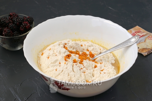 Всыпать муку и цедру