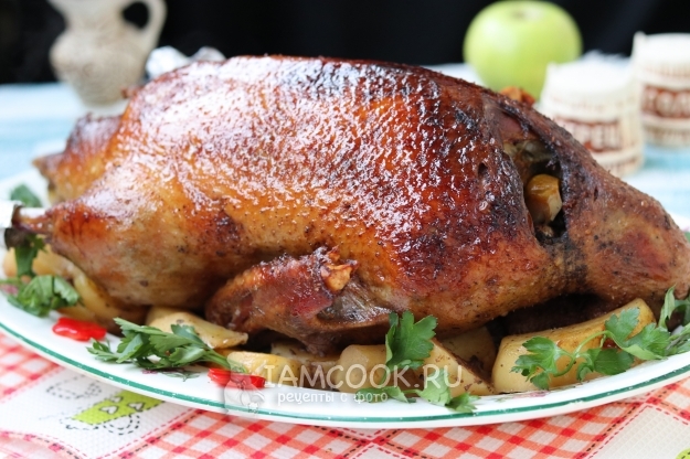 Сочная утка с яблоками и картошкой в духовке