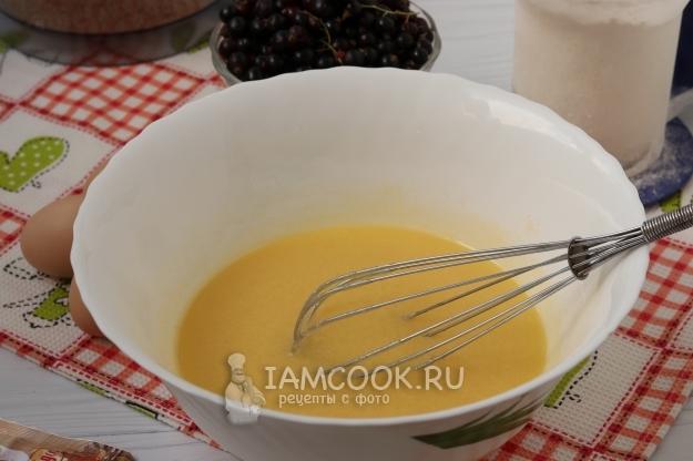 Размешать масло с сахаром