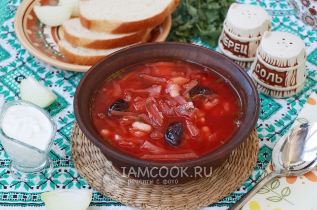 Готовый борщ с фасолью и черносливом