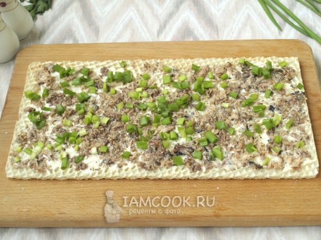 Положить на вафлю масло, рыбу и лук