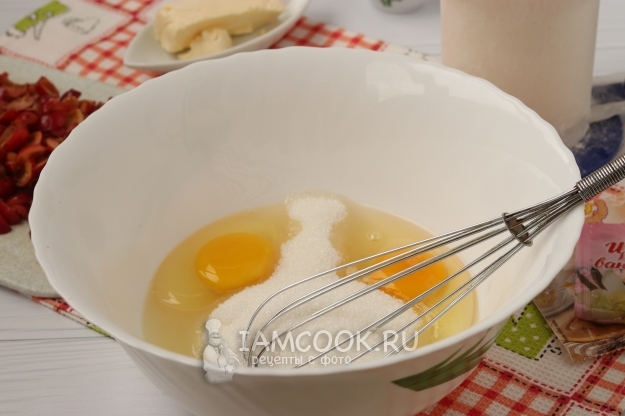 Соединить сахар с яйцами