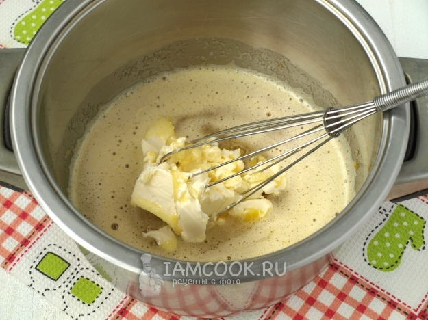 Соединить яйца, масло, мед и сахар