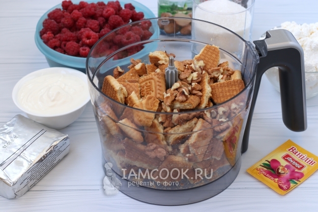 Положить в блендер печенье