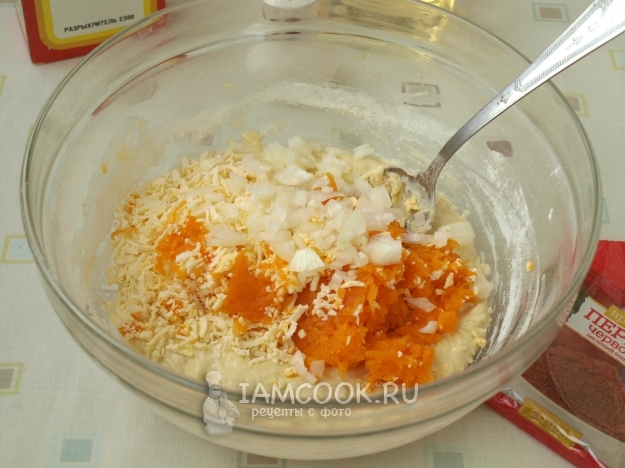 Положить тыкву, сыр и лук