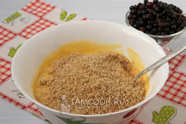 Добавить ореховую крошку