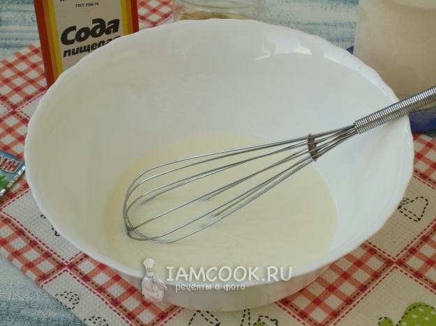 Всыпать в кислое молоко соду