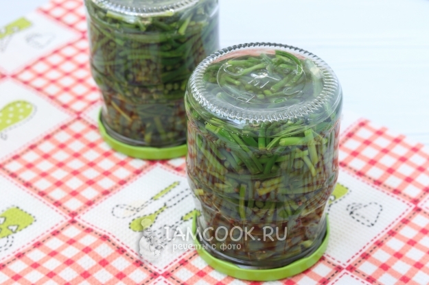 Закатать банки крышками