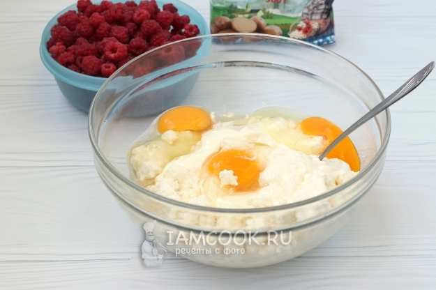 Соединить творог, яйца и сахар